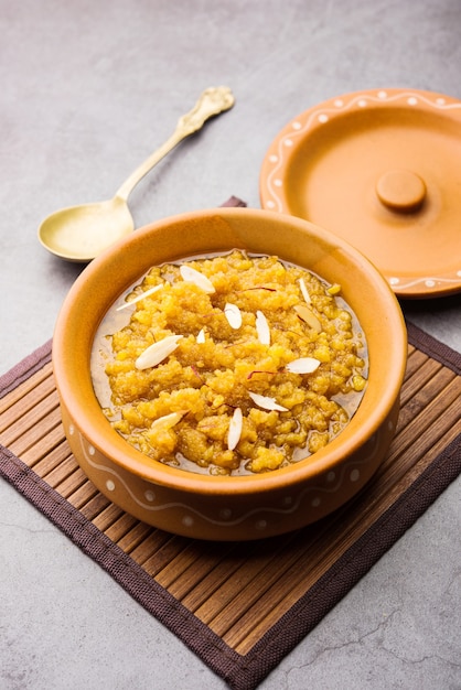 Moong dal halwa ist ein klassisches indisches Süßgericht aus Moong-Linsen, Zucker, Ghee und Kardamompulver