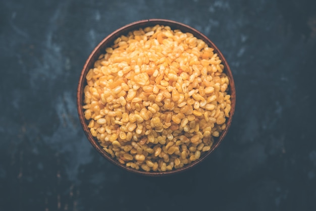 Moong Dal salado y frito o crujiente Mung Namkeen servido en un recipiente, el enfoque selectivo