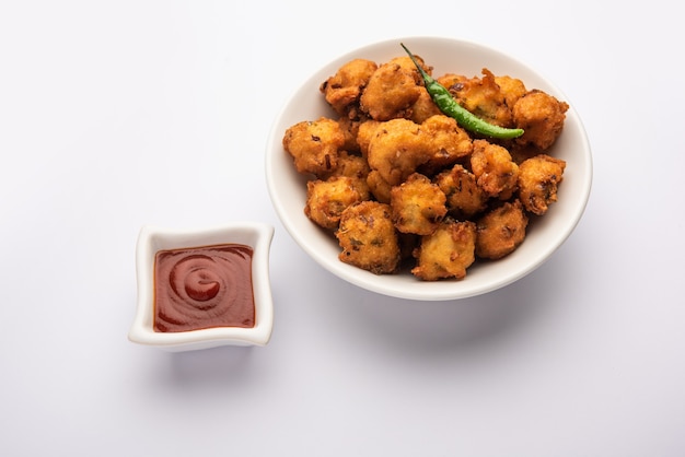 Moong Dal Vada oder Mungode Pakoda, Dalwada, Pakora oder Mungdal Bhajiya oder Yellow Split Gram Fritters Serviert mit Tomatenketchup