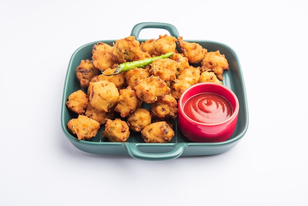 Moong Dal Vada ou mungode Pakoda, Dalwada, Pakora ou Mungdal Bhajiya ou Yellow Split Gram Fritters servidos com ketchup de tomate