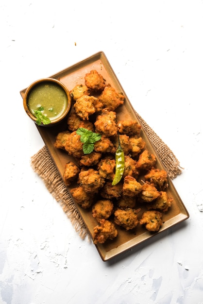 Moong Dal Vada ou Pakoda, também conhecido como Moongode servido com chutney verde. foco seletivo