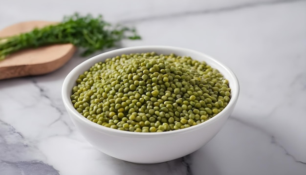 Moong dal verde de frijol Mung orgánico en un cuenco blanco