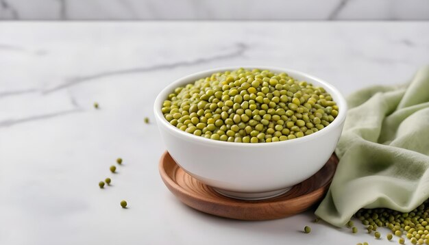 Moong dal verde de frijol Mung orgánico en un cuenco blanco