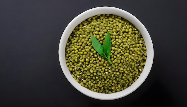 Moong dal verde de frijol Mung orgánico en un cuenco blanco