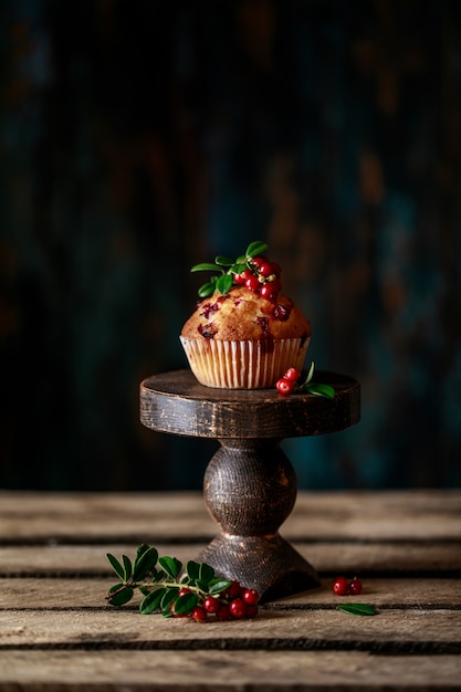 Moosbeermuffins mit frischen Beeren auf rustikalem Hintergrund