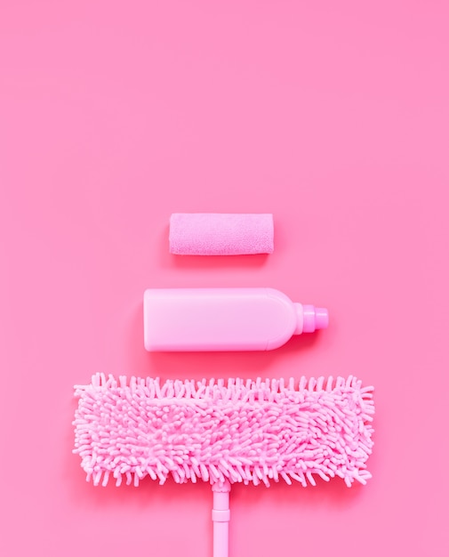 MOP, Lappen und Waschmittel-Pink auf Pink gesetzt.