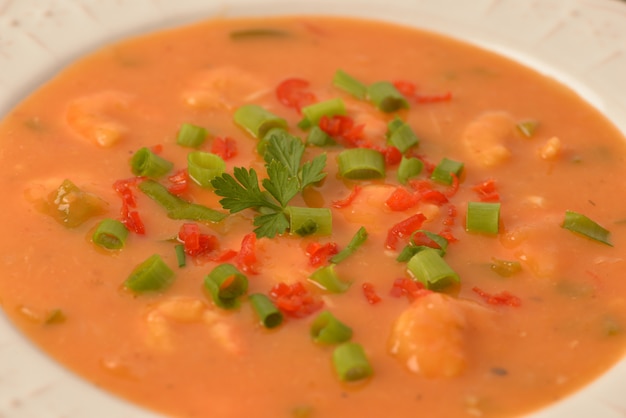 Foto moqueca de camarones con cebollino