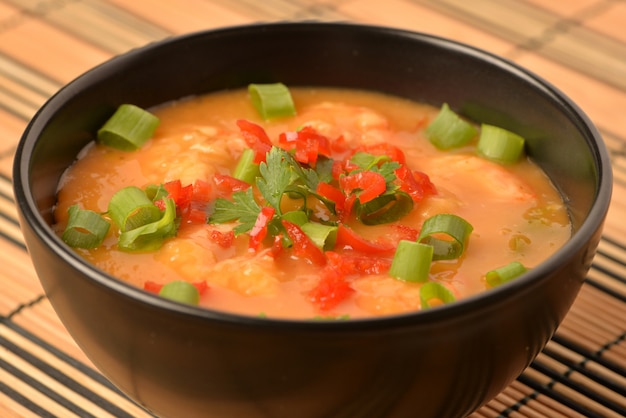 Moqueca de camarão com cebolinha, salsa e pimenta