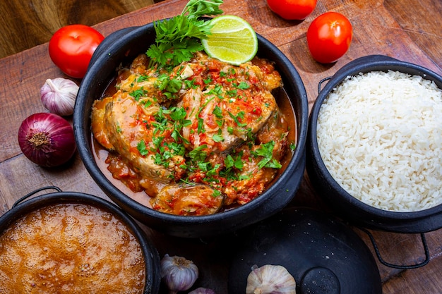 Foto moqueca de camarão e peixe, arroz e mingau