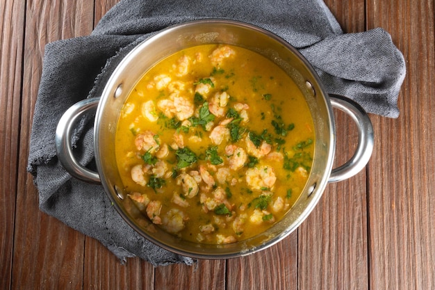 Moqueca de camarão em panela de alumínio vista superior comida tradicional brasileira