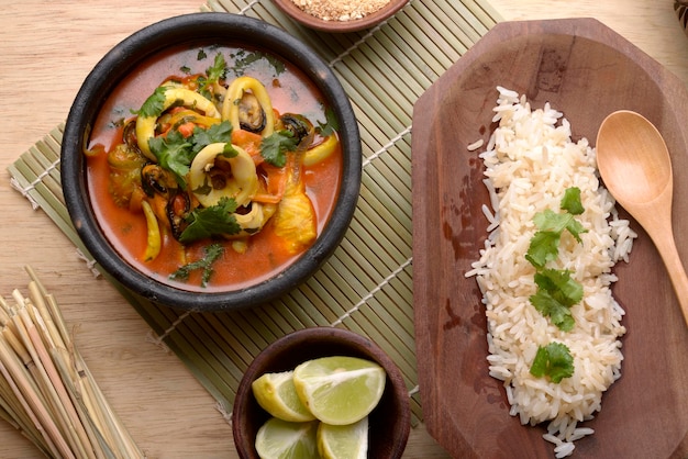 Moqueca de ensopado de frutos do mar brasileiro