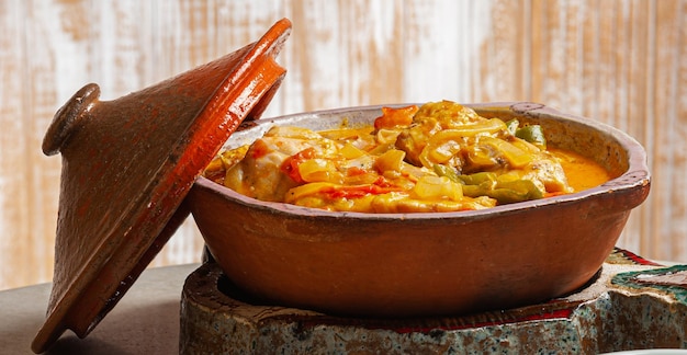 Moqueca de mero servida con farofa de arroz con azafrán y salsa de pirao y pimienta Comida típica brasileña