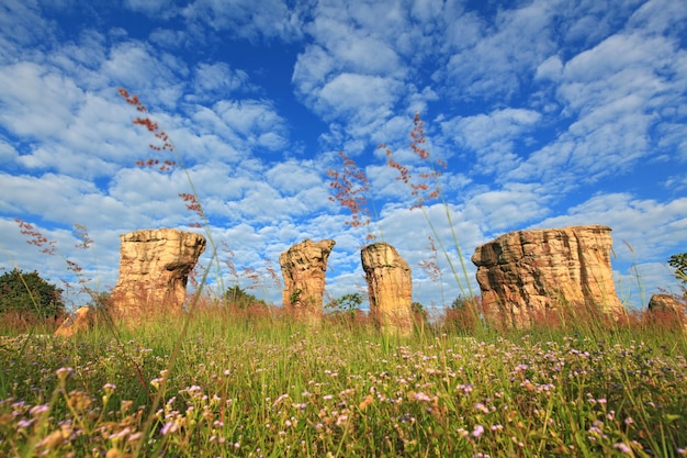 Mor Hin Khao, Tailandia Stonehenge, con un hermoso campo