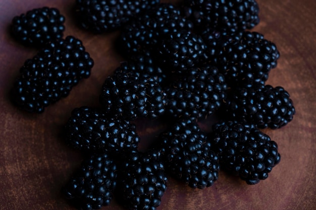 La mora está en el plato. bayas de cereza