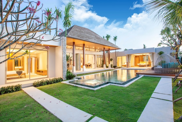 Foto moradia com piscina de luxo e design exterior com sala de estar