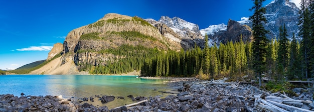 Moränensee schöne Landschaft im Sommer sonnigen Tagesmorgen. Banff National Park, Kanadische Rocky Mountains, Alberta, Kanada