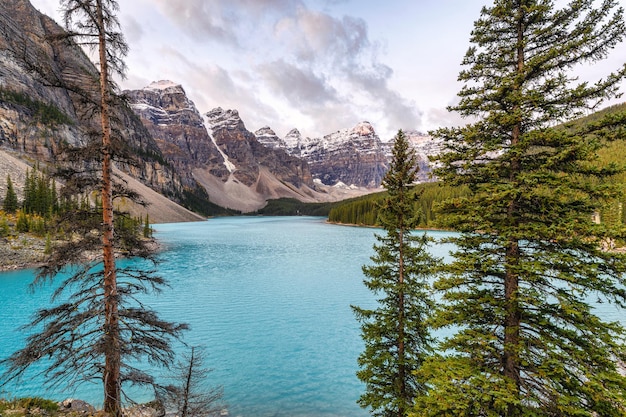 Moraine Lake mit kanadischen Rockies im Banff Nationalpark, Alberta, Kanada