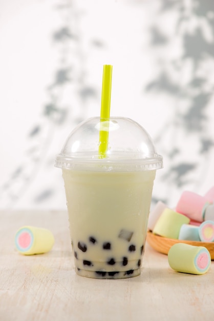 Morango boba bubble tea com marshmallow e gelo picado.