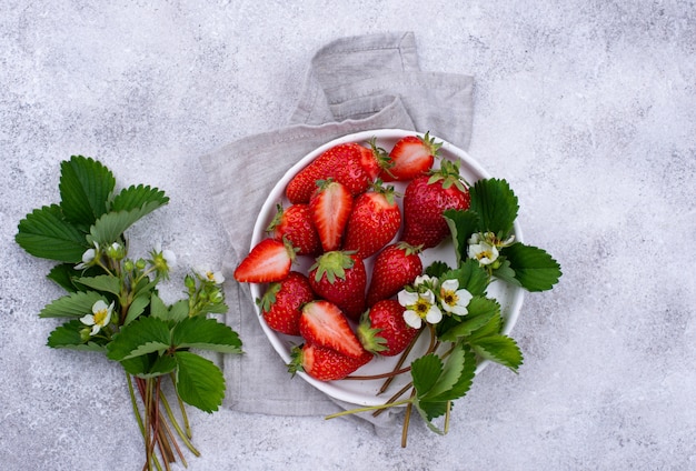 Morango com folhas e flores