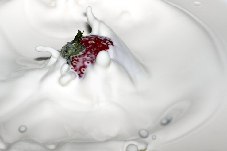 Foto morango doce maduro e fresco em creme com salpicos e bolhas de close-up