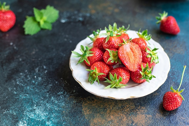 Morango frutas frutas maduras sobremesa doce ceto ou dieta paleo vegan ou comida vegetariana