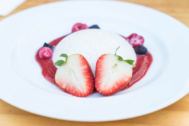 Morango panna cotta