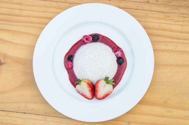 Morango panna cotta