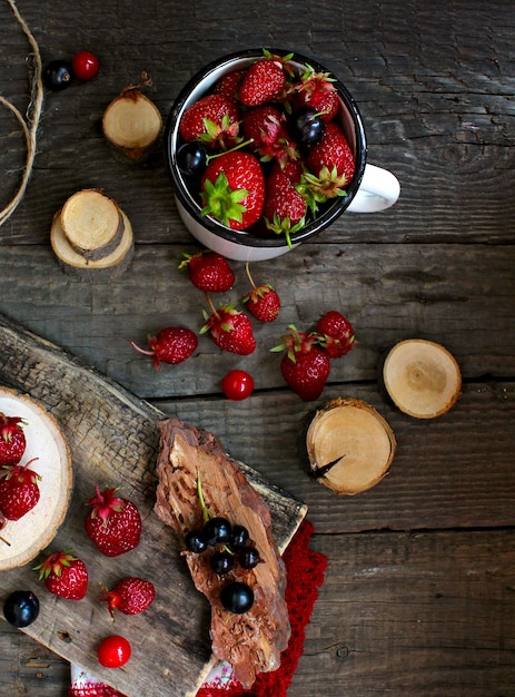 Morango vermelha da baga, fundo rústico de madeira. Produtos naturais orgânicos.