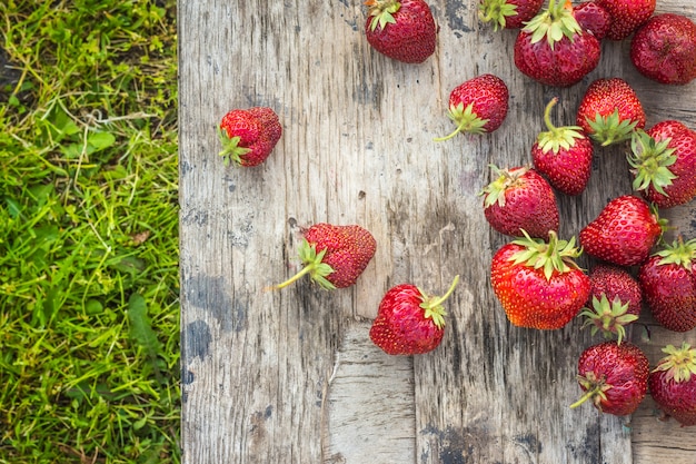 Morangos em uma superfície de madeira e espaço da cópia.