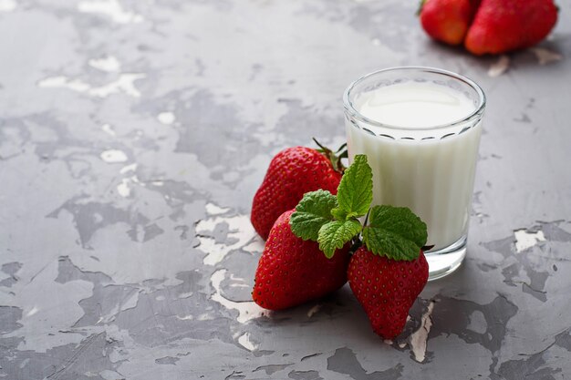 Foto morangos frescos e copo de leite