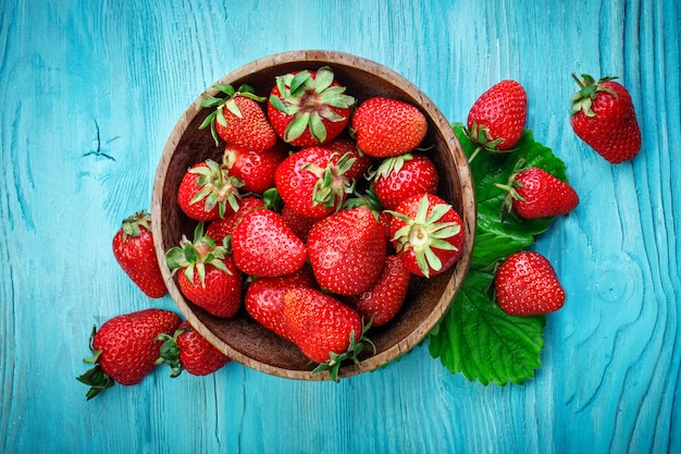 morangos suculentos em uma mesa de madeira.