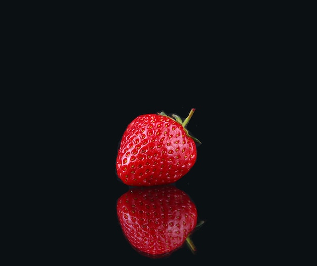 Morangos vermelhos contra um fundo escuro