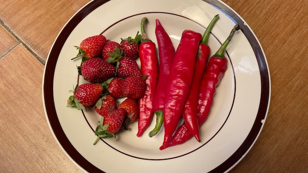 Morangos vermelhos e pimenta vermelha