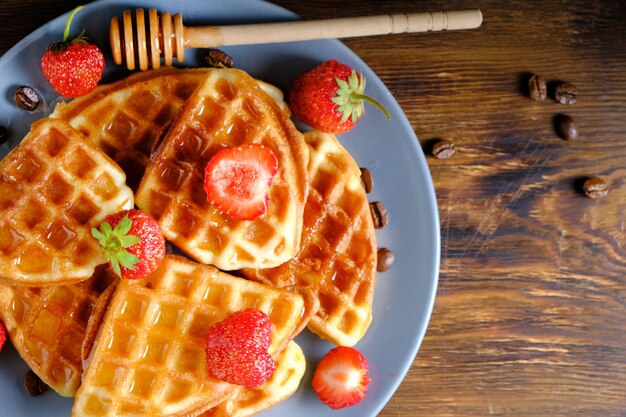 Morangos waffles macios e derramados com mel