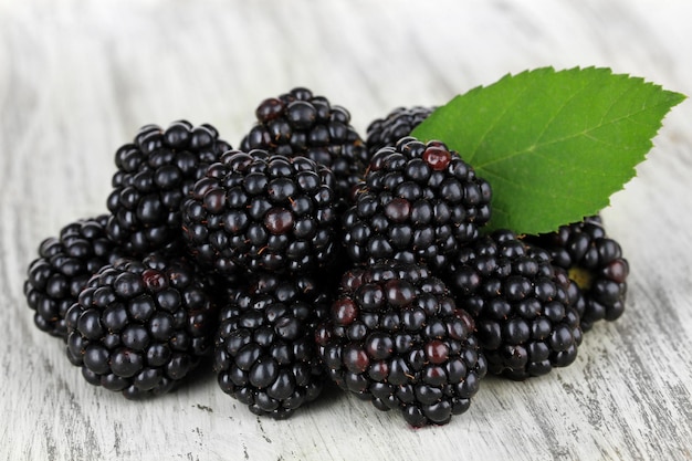 Moras dulces en primer plano de la mesa