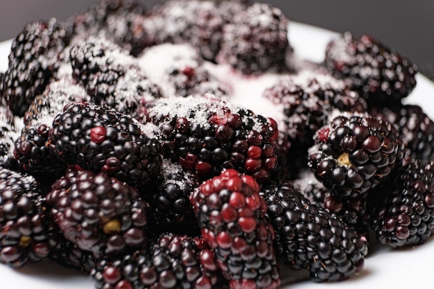 Moras espolvoreadas con azúcar en un plato