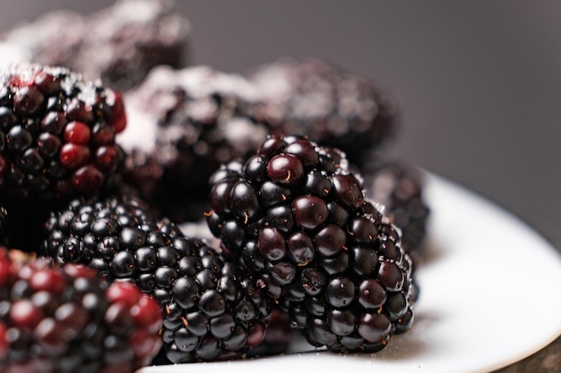 Moras espolvoreadas con azúcar en un plato