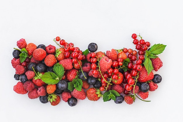 Moras frecas. fresas, frambuesas y arándanos sobre un fondo blanco, cosecha de verano, bayas y superalimento