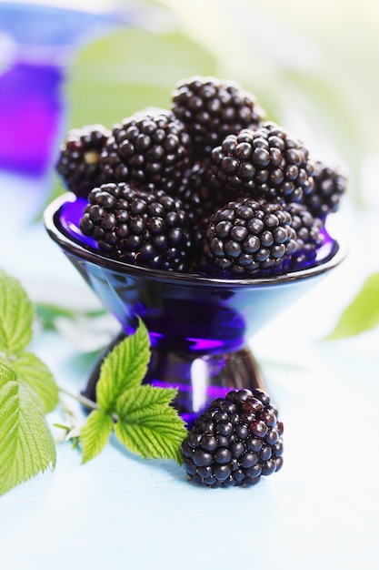 Moras jugosas grandes frescas en un recipiente