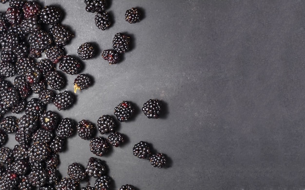 Moras maduras frescas sobre un fondo negro