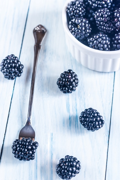 Moras en la mesa