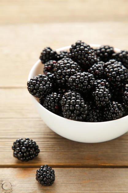 Moras en un recipiente sobre la mesa de madera