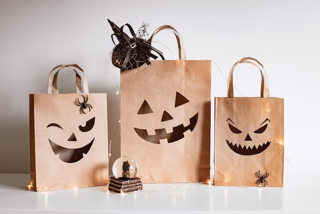 Foto morcegos de abóboras de halloween e saco de compras conceito de feliz dia das bruxas