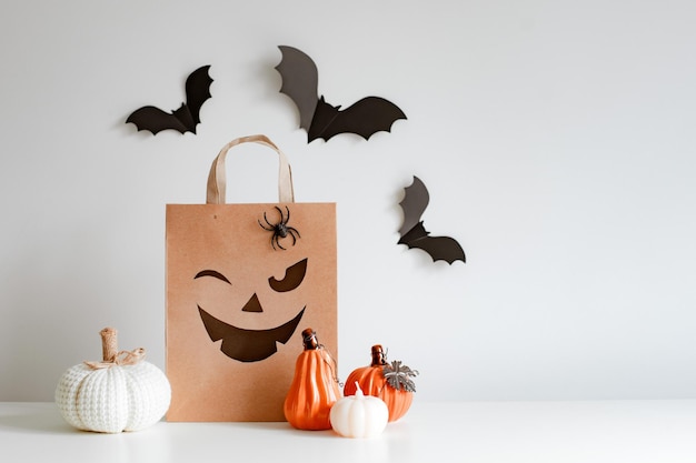 Foto morcegos de abóboras de halloween e saco de compras conceito de feliz dia das bruxas