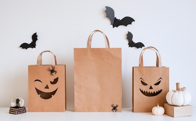 Morcegos de abóboras de halloween e saco de compras conceito de feliz dia das bruxas