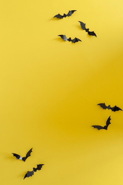 Morcegos pretos do conceito de decoração de Halloween no fundo de concreto branco