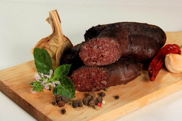 Morcilla al horno. Salchichas sangrientas en tabla de cortar de madera