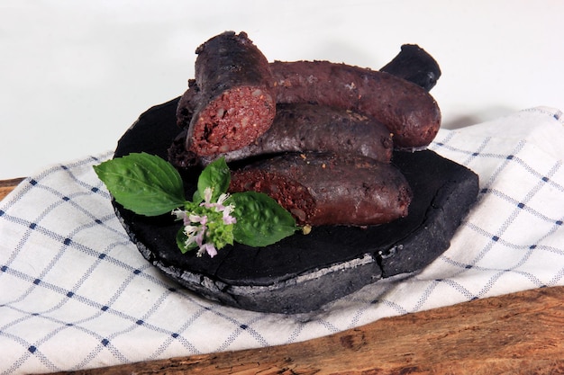 Morcilla al horno. Salchichas sangrientas en tabla de cortar de madera