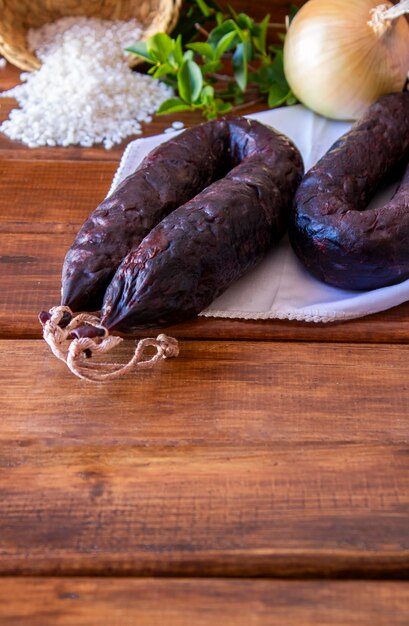 Foto morcilla de arroz y cebolla embutido típico del sur de españa