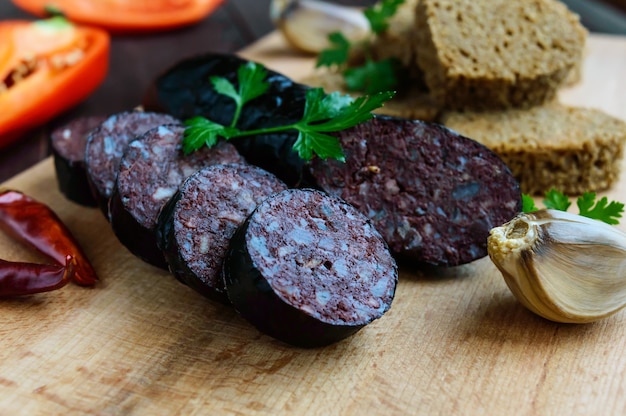 Morcillo (morcilla, morcilla), rodajas cortadas, pan de centeno